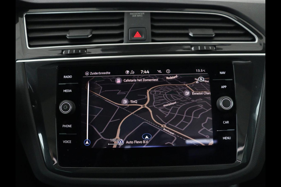 Volkswagen Tiguan 1.5 TSI Life Business | Panoramadak | Trekhaak | Camera | Virtual Cockpit | Park Assist | Adaptive cruise | Navigatie | Keyless | Full LED | Carplay |