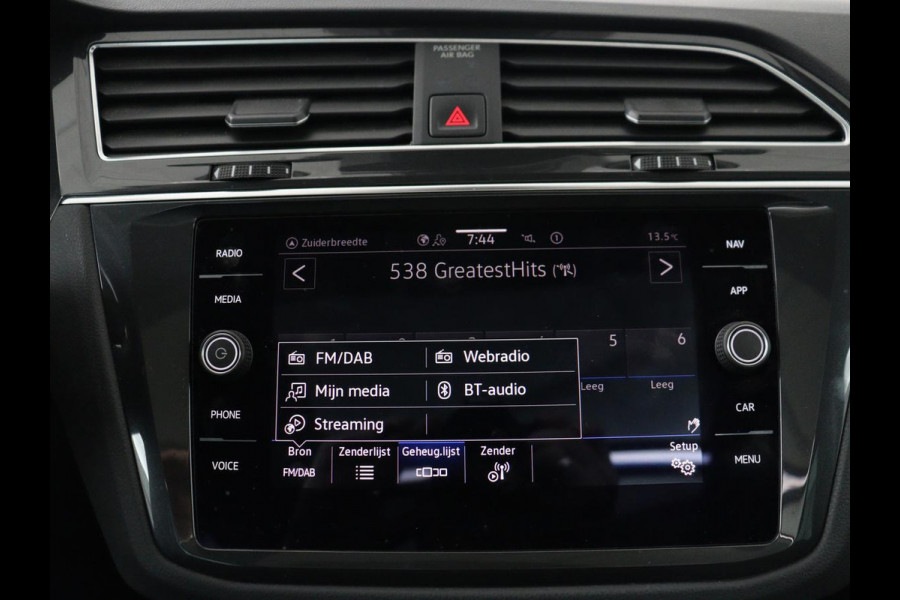 Volkswagen Tiguan 1.5 TSI Life Business | Panoramadak | Trekhaak | Camera | Virtual Cockpit | Park Assist | Adaptive cruise | Navigatie | Keyless | Full LED | Carplay |