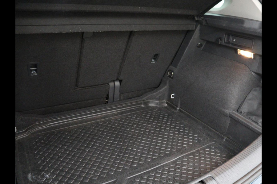 Volkswagen Tiguan 1.5 TSI Life Business | Panoramadak | Trekhaak | Camera | Virtual Cockpit | Park Assist | Adaptive cruise | Navigatie | Keyless | Full LED | Carplay |