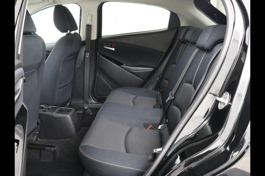 Mazda 2 1.5 Skyact-G Luxury | Stoel & stuurverwarming | Head-Up | Camera | Carplay | Keyless | Full LED | Dodehoek detectie | Climate control | Cruise control | Getint glas | Parkeerhulp