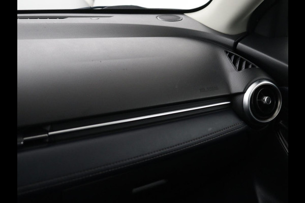 Mazda 2 1.5 Skyact-G Luxury | Stoel & stuurverwarming | Head-Up | Camera | Carplay | Keyless | Full LED | Dodehoek detectie | Climate control | Cruise control | Getint glas | Parkeerhulp