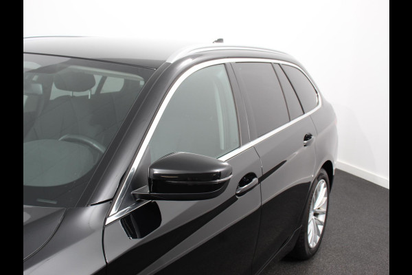 BMW 5 Serie Touring 530e Business PHEV AUTOMAAT | Adaptive cruise control | LED | Leder | Navigatie | Stoelverwarming | Achteruitrijcamera | Sfeerverlichting | Lane assist | Climate control | Apple Carplay/ Android Auto