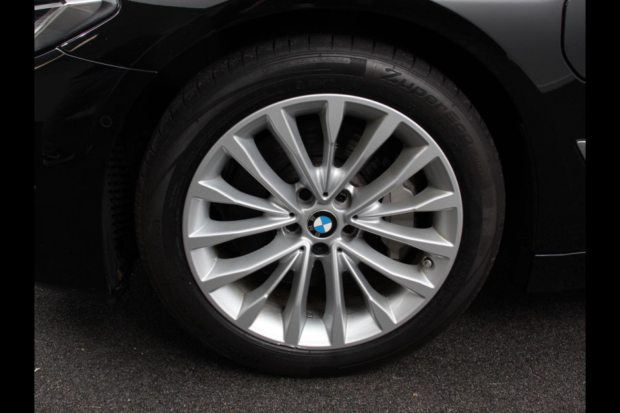 BMW 5 Serie Touring 530e Business PHEV AUTOMAAT | Adaptive cruise control | LED | Leder | Navigatie | Stoelverwarming | Achteruitrijcamera | Sfeerverlichting | Lane assist | Climate control | Apple Carplay/ Android Auto
