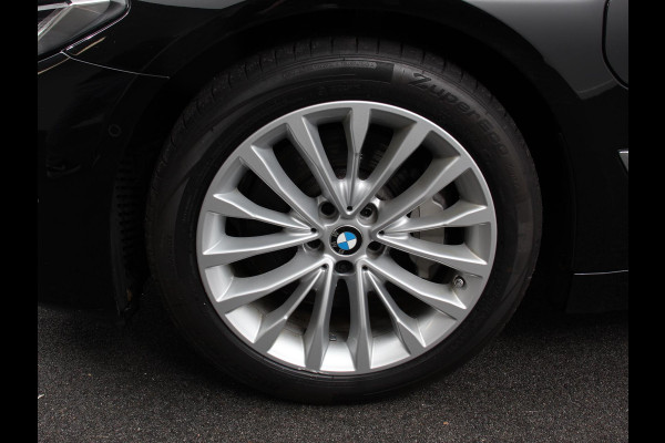 BMW 5 Serie Touring 530e Business PHEV AUTOMAAT | Adaptive cruise control | LED | Leder | Navigatie | Stoelverwarming | Achteruitrijcamera | Sfeerverlichting | Lane assist | Climate control | Apple Carplay/ Android Auto