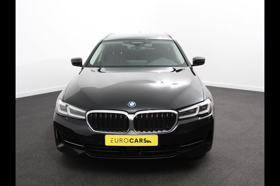 BMW 5 Serie Touring 530e Business PHEV AUTOMAAT | Adaptive cruise control | LED | Leder | Navigatie | Stoelverwarming | Achteruitrijcamera | Sfeerverlichting | Lane assist | Climate control | Apple Carplay/ Android Auto