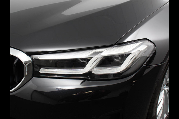 BMW 5 Serie Touring 530e Business PHEV AUTOMAAT | Adaptive cruise control | LED | Leder | Navigatie | Stoelverwarming | Achteruitrijcamera | Sfeerverlichting | Lane assist | Climate control | Apple Carplay/ Android Auto