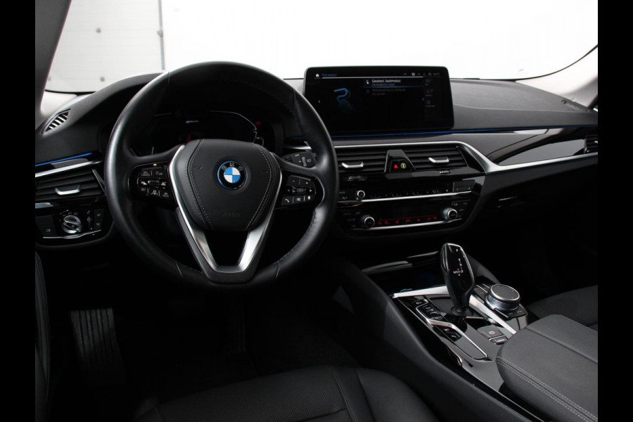 BMW 5 Serie Touring 530e Business PHEV AUTOMAAT | Adaptive cruise control | LED | Leder | Navigatie | Stoelverwarming | Achteruitrijcamera | Sfeerverlichting | Lane assist | Climate control | Apple Carplay/ Android Auto