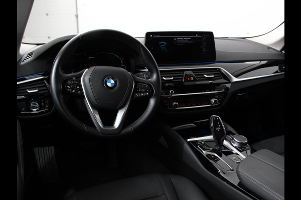 BMW 5 Serie Touring 530e Business PHEV AUTOMAAT | Adaptive cruise control | LED | Leder | Navigatie | Stoelverwarming | Achteruitrijcamera | Sfeerverlichting | Lane assist | Climate control | Apple Carplay/ Android Auto