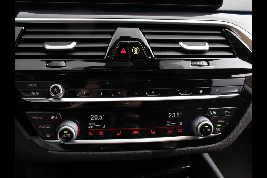 BMW 5 Serie Touring 530e Business PHEV AUTOMAAT | Adaptive cruise control | LED | Leder | Navigatie | Stoelverwarming | Achteruitrijcamera | Sfeerverlichting | Lane assist | Climate control | Apple Carplay/ Android Auto