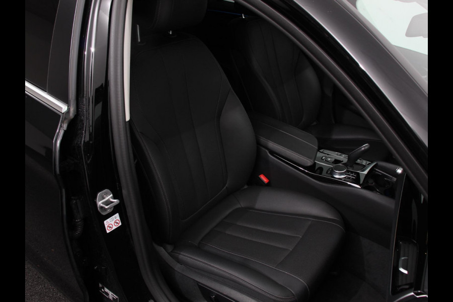 BMW 5 Serie Touring 530e Business PHEV AUTOMAAT | Adaptive cruise control | LED | Leder | Navigatie | Stoelverwarming | Achteruitrijcamera | Sfeerverlichting | Lane assist | Climate control | Apple Carplay/ Android Auto