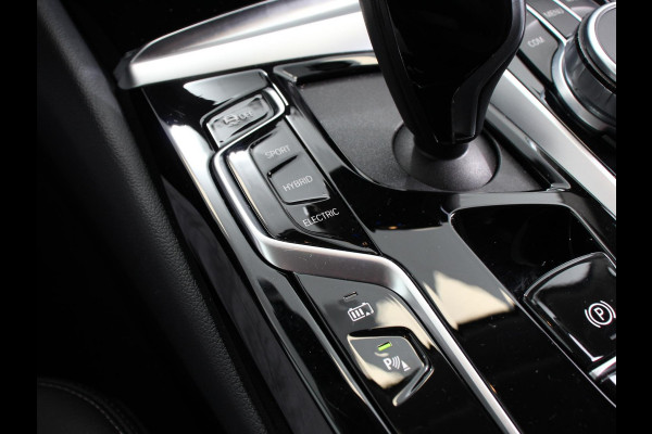 BMW 5 Serie Touring 530e Business PHEV AUTOMAAT | Adaptive cruise control | LED | Leder | Navigatie | Stoelverwarming | Achteruitrijcamera | Sfeerverlichting | Lane assist | Climate control | Apple Carplay/ Android Auto