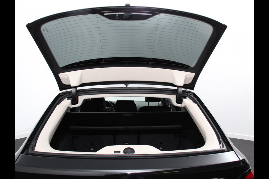 BMW 5 Serie Touring 530e Business PHEV AUTOMAAT | Adaptive cruise control | LED | Leder | Navigatie | Stoelverwarming | Achteruitrijcamera | Sfeerverlichting | Lane assist | Climate control | Apple Carplay/ Android Auto