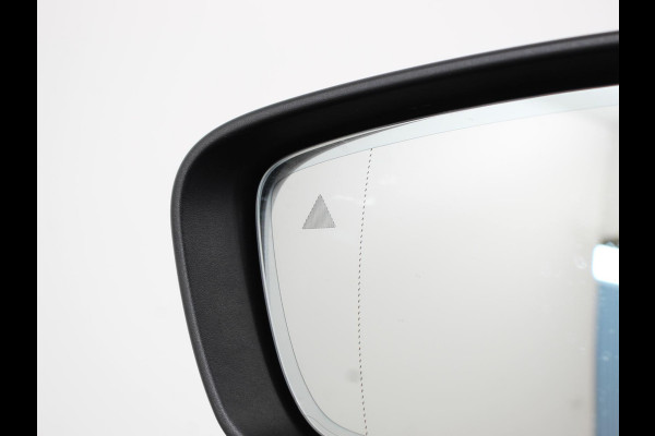 BMW 5 Serie Touring 530e Business PHEV AUTOMAAT | Adaptive cruise control | LED | Leder | Navigatie | Stoelverwarming | Achteruitrijcamera | Sfeerverlichting | Lane assist | Climate control | Apple Carplay/ Android Auto