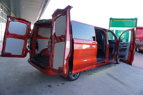 Ford Transit Custom 320L 2.0 TDCI 136pk L2H1 Limited Nr. V153 | Airco | Adap.cruise | Navi | Glaslookpanelen | Spoilers