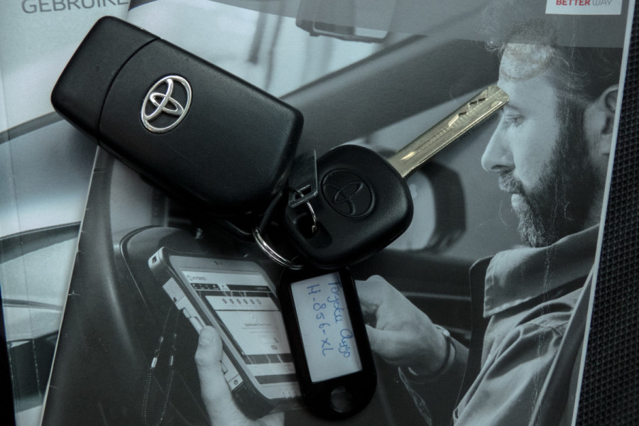 Toyota Aygo 1.0 VVT-i x-play | CAMERA | APPLE CARPLAY / ANDROID AUTO | ELEKTRISCHE RAMEN