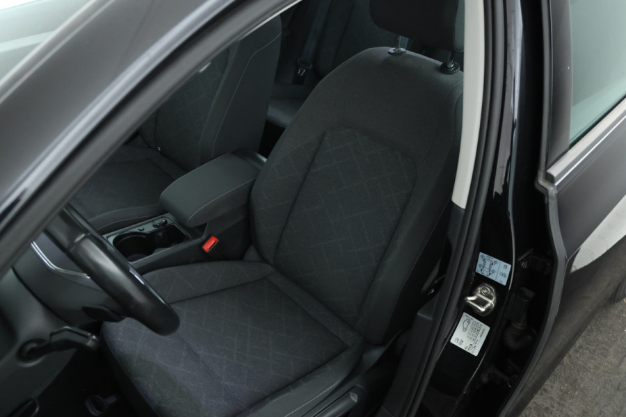 Volkswagen Golf 2.0 TDI Life Business Automaat, Navigatie,