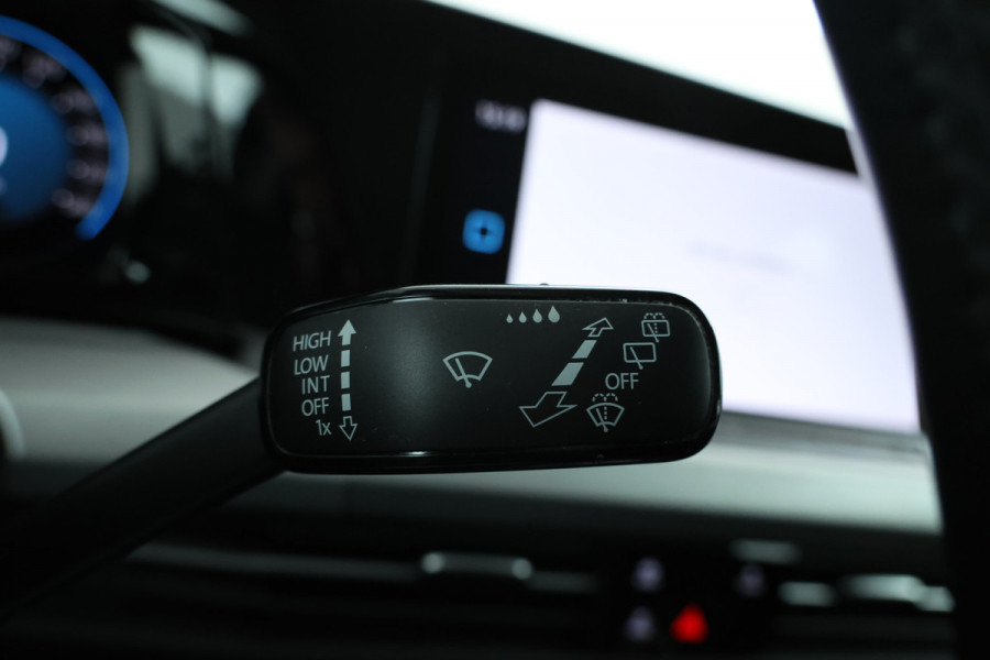 Volkswagen Golf 2.0 TDI Life Business Automaat, Navigatie,