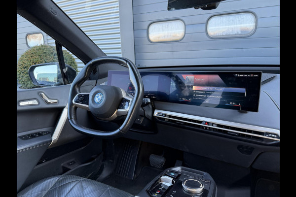 BMW iX xDrive50 High Executive 112 kWh SOH 92% | Sky Lounge | 360* Camera | Massage | Stoelventilatie/Verwarming | Elektrische Trekhaak |