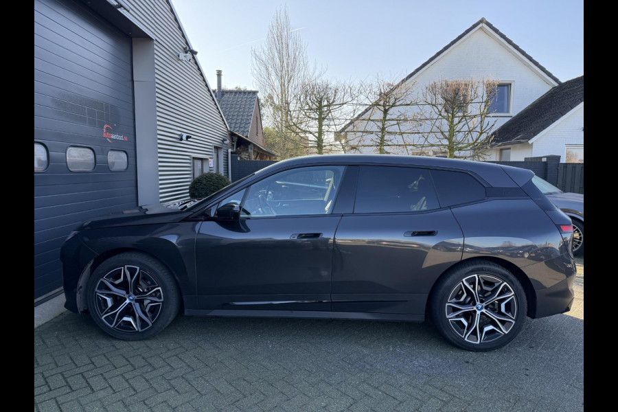 BMW iX xDrive50 High Executive 112 kWh SOH 92% | Sky Lounge | 360* Camera | Massage | Stoelventilatie/Verwarming | Elektrische Trekhaak |