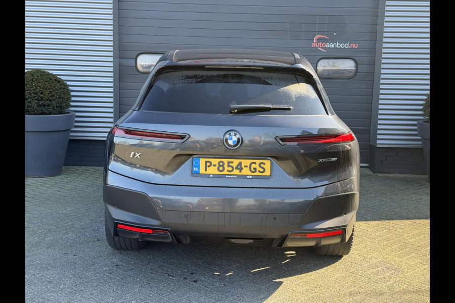 BMW iX xDrive50 High Executive 112 kWh SOH 92% | Sky Lounge | 360* Camera | Massage | Stoelventilatie/Verwarming | Elektrische Trekhaak |