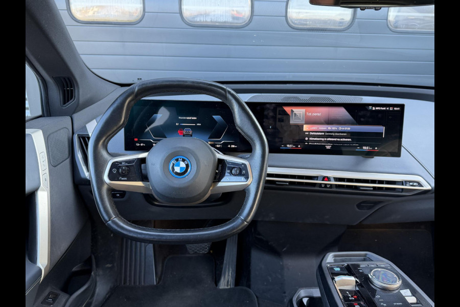 BMW iX xDrive50 High Executive 112 kWh SOH 92% | Sky Lounge | 360* Camera | Massage | Stoelventilatie/Verwarming | Elektrische Trekhaak |