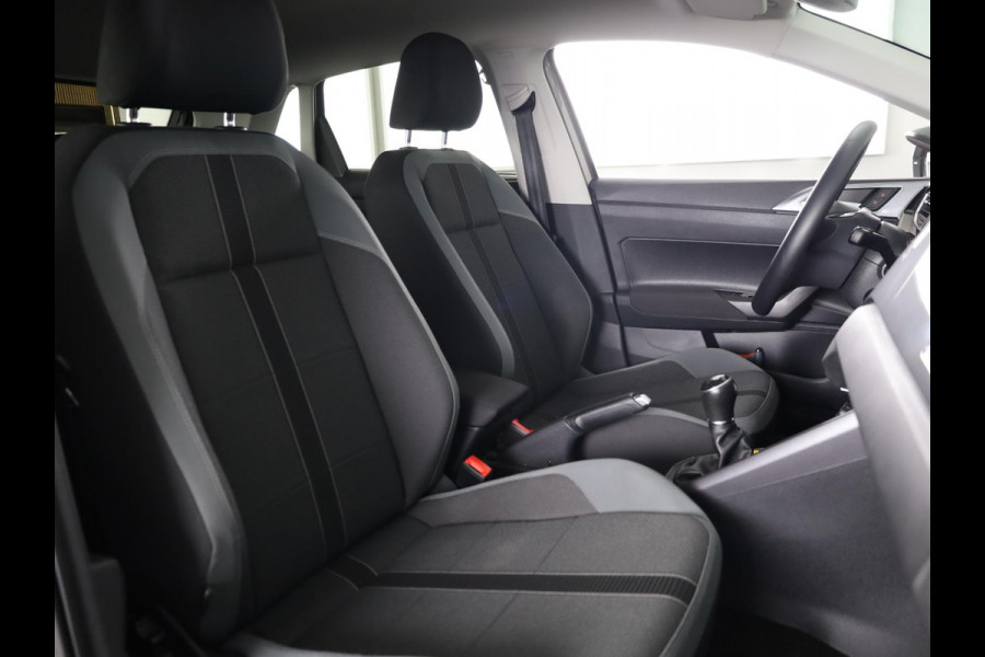 Volkswagen Polo 1.0 TSI Highline 95 PK | Navigatie | Parkeersensoren | Extra getint glas | ECC airco