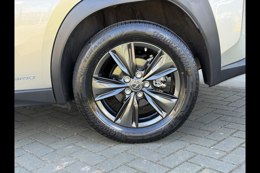 Lexus UX 250h 184pk Luxury Line | Stoel + Stuurverwarming, Parkeersensoren, Keyless, DAB, Adaptive cruise control