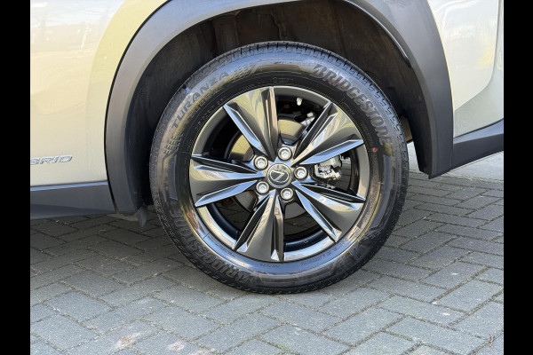 Lexus UX 250h 184pk Luxury Line | Stoel + Stuurverwarming, Parkeersensoren, Keyless, DAB, Adaptive cruise control