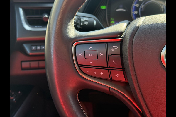 Lexus UX 250h 184pk Luxury Line | Stoel + Stuurverwarming, Parkeersensoren, Keyless, DAB, Adaptive cruise control