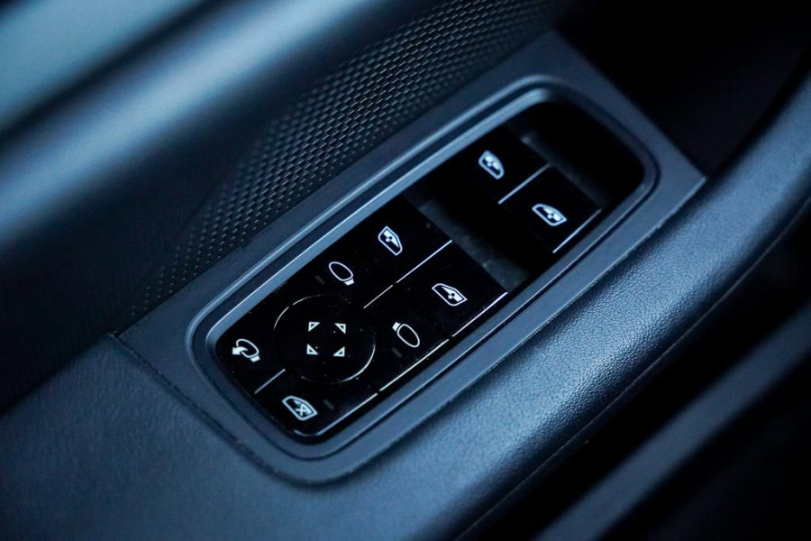 Porsche Taycan Performance 84 kWh / Pano / Warmtepomp / Bose / Luchtvering / 21''