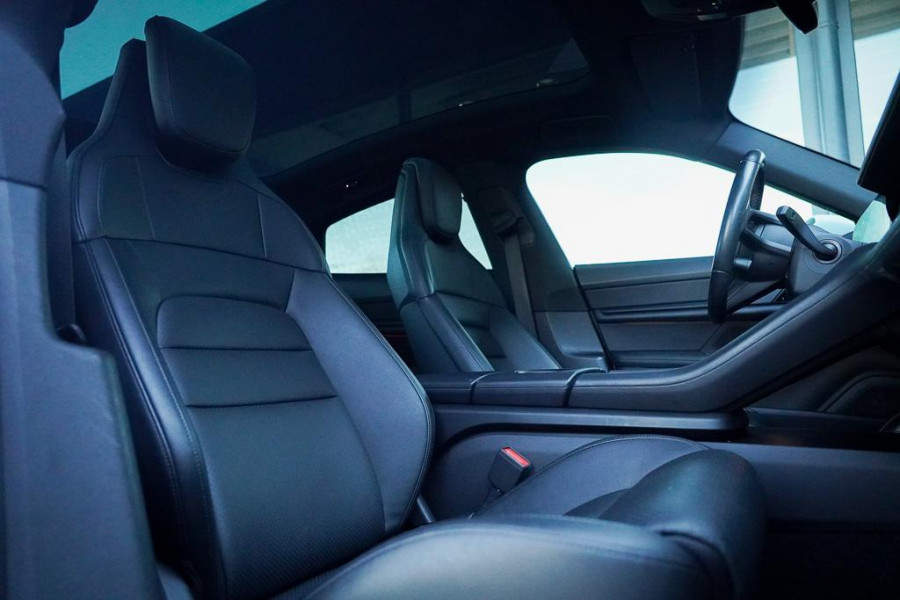 Porsche Taycan Performance 84 kWh / Pano / Warmtepomp / Bose / Luchtvering / 21''