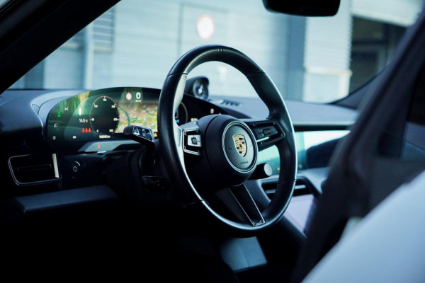 Porsche Taycan Performance 84 kWh / Pano / Warmtepomp / Bose / Luchtvering / 21''