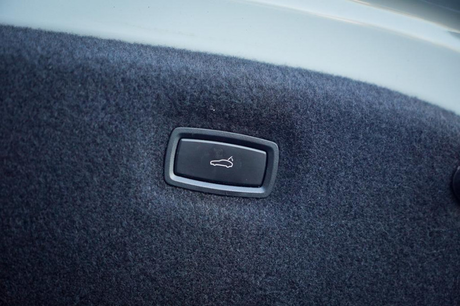 Porsche Taycan Performance 84 kWh / Pano / Warmtepomp / Bose / Luchtvering / 21''