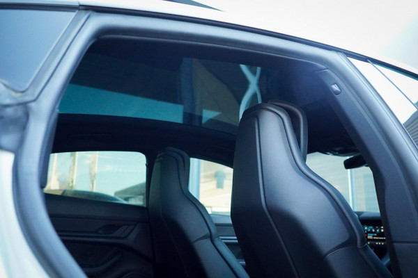 Porsche Taycan Performance 84 kWh / Pano / Warmtepomp / Bose / Luchtvering / 21''
