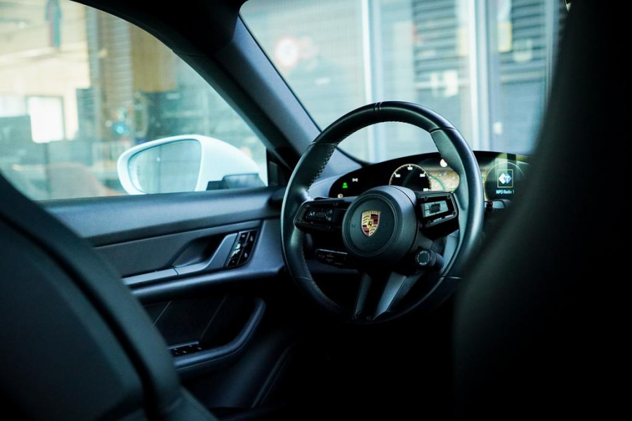Porsche Taycan Performance 84 kWh / Pano / Warmtepomp / Bose / Luchtvering / 21''