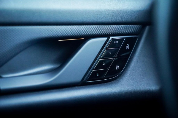 Porsche Taycan Performance 84 kWh / Pano / Warmtepomp / Bose / Luchtvering / 21''