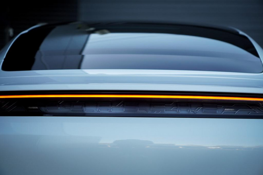 Porsche Taycan Performance 84 kWh / Pano / Warmtepomp / Bose / Luchtvering / 21''