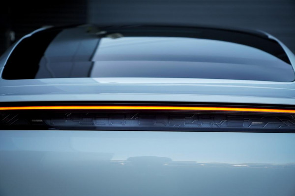 Porsche Taycan Performance 84 kWh / Pano / Warmtepomp / Bose / Luchtvering / 21''