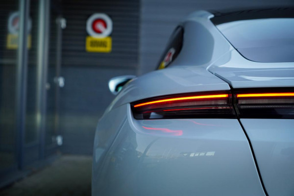 Porsche Taycan Performance 84 kWh / Pano / Warmtepomp / Bose / Luchtvering / 21''