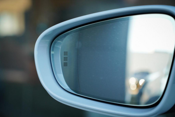 Porsche Taycan Performance 84 kWh / Pano / Warmtepomp / Bose / Luchtvering / 21''