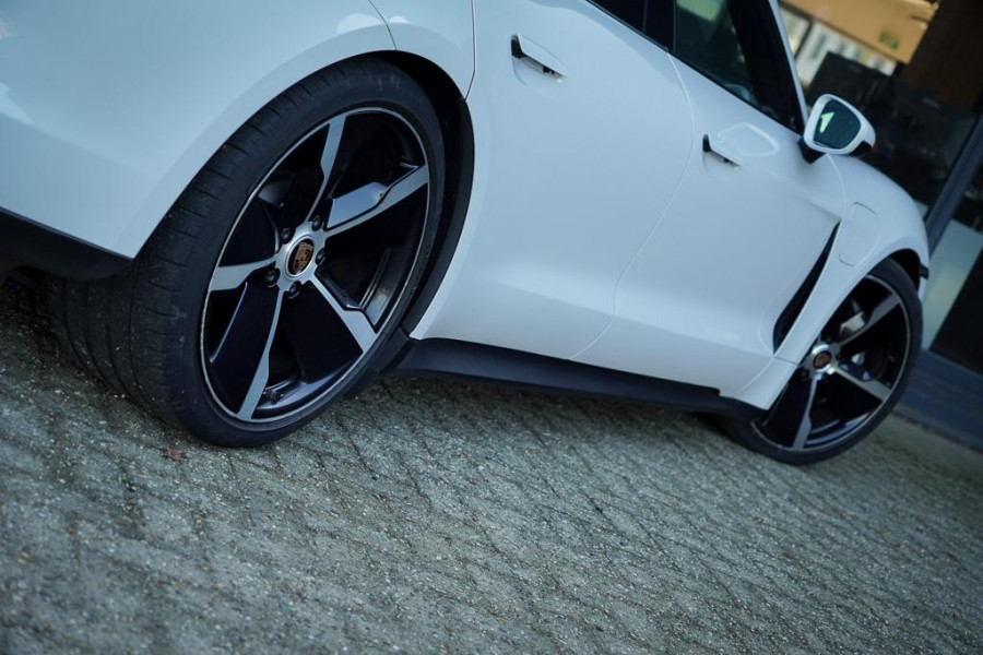 Porsche Taycan Performance 84 kWh / Pano / Warmtepomp / Bose / Luchtvering / 21''