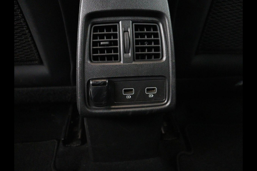 Renault Captur 1.3 TCe 140 Intens | Automaat | Camera | Carplay | Keyless | Navigatie | Full LED | 17'' | Climate control | Half leder | Cruise control | Bluetooth