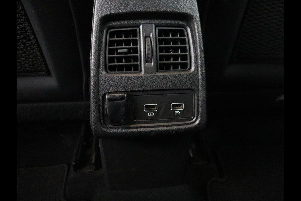 Renault Captur 1.3 TCe 140 Intens | Automaat | Camera | Carplay | Keyless | Navigatie | Full LED | 17'' | Climate control | Half leder | Cruise control | Bluetooth