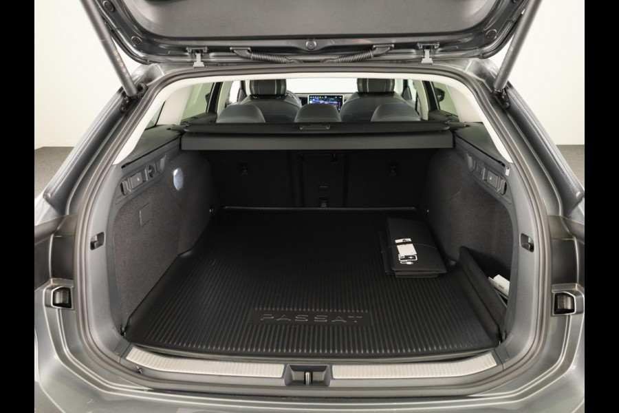 Volkswagen Passat Variant Elegance Business 1.5 eHybrid 204 pk DSG | 18" LM |  Leder Pakket |  Panoramadak | 360 graden camera |