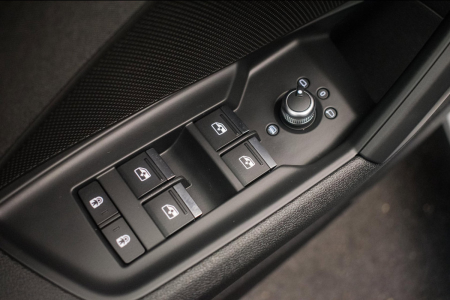 Audi A3 Sportback 30 TFSI Pro Line S ORG NL [ LED Virtual Carplay 18 Inch S Edition Velgen Parkeersensoren ]