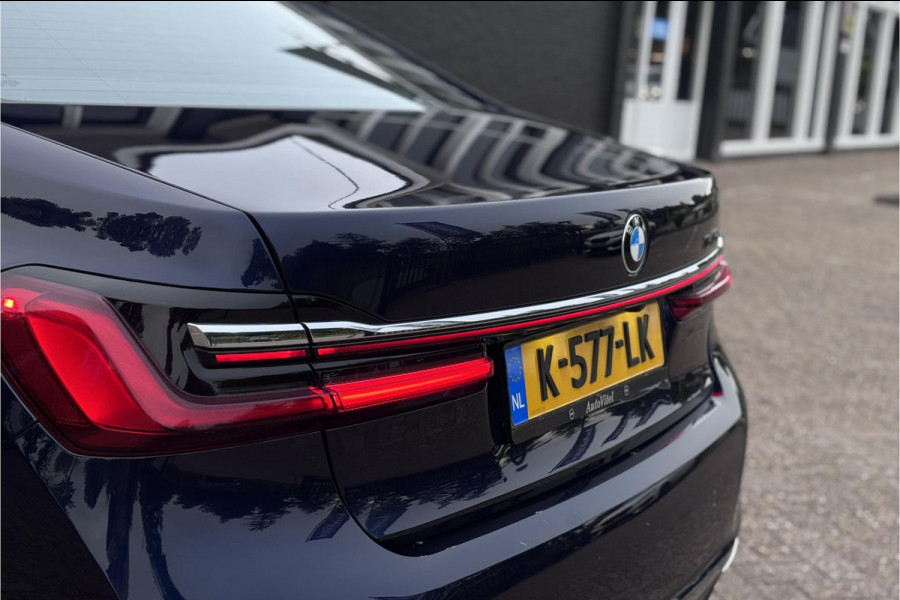 BMW 7 Serie 745e High Executive | Schuif-Kanteldak | 4-WS | Comfortleder | Soft-Close | Head-Up | Alcantara hemel