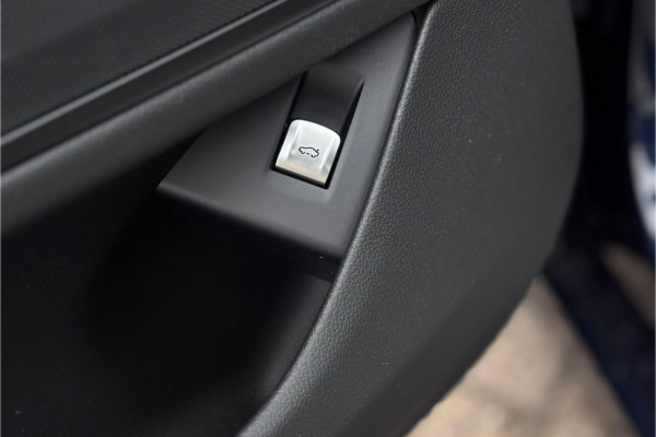 BMW 7 Serie 745e High Executive | Schuif-Kanteldak | 4-WS | Comfortleder | Soft-Close | Head-Up | Alcantara hemel