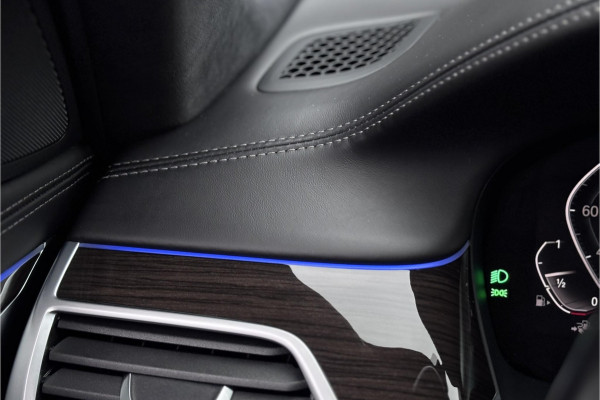 BMW 7 Serie 745e High Executive | Schuif-Kanteldak | 4-WS | Comfortleder | Soft-Close | Head-Up | Alcantara hemel