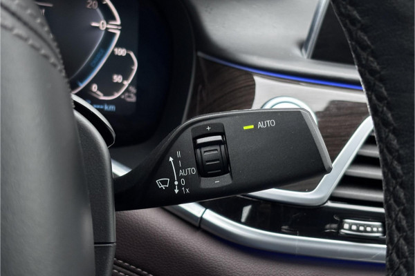 BMW 7 Serie 745e High Executive | Schuif-Kanteldak | 4-WS | Comfortleder | Soft-Close | Head-Up | Alcantara hemel