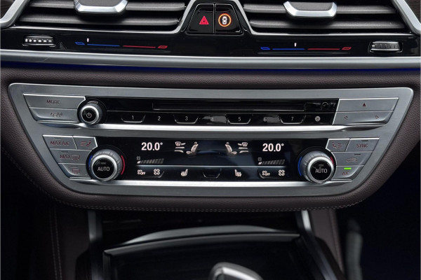 BMW 7 Serie 745e High Executive | Schuif-Kanteldak | 4-WS | Comfortleder | Soft-Close | Head-Up | Alcantara hemel